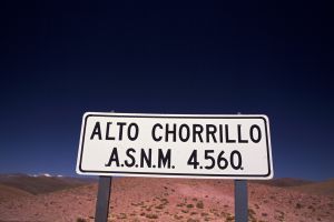 Señal en la ruta, en el Altiplano andino