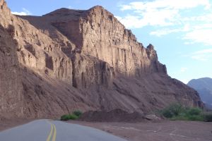Estrada que passa pelo vale 'Quebrada de Cafayate'