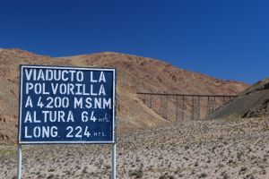 Cartel con datos del viaducto La Polvorilla, Salta