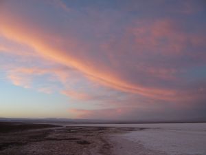 Puesta del sol en el Salar de Atacama, en el Desierto de Atacama