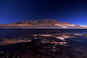 Laguna e salar, volcán, Chile, en el Altiplano andino